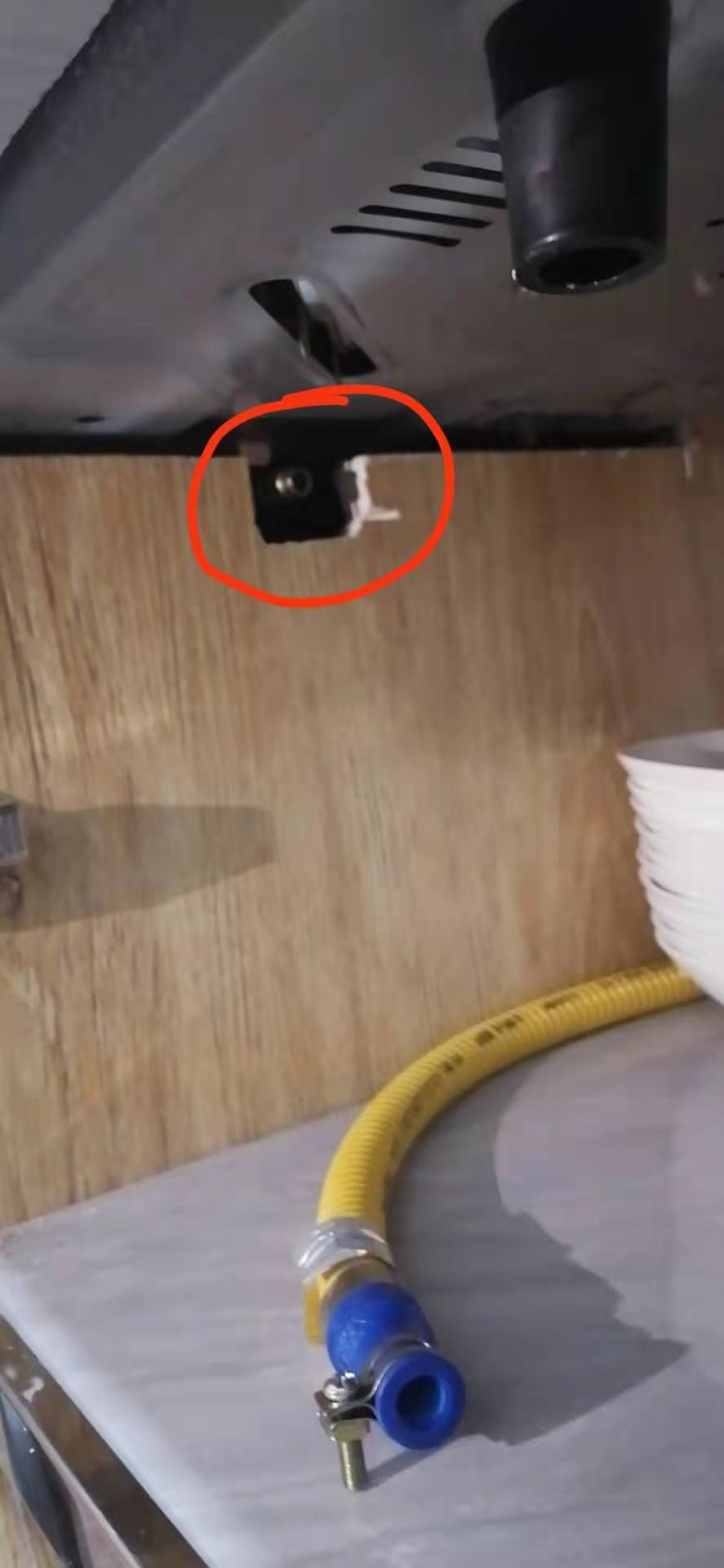 危險！櫥(chú)櫃雜物(wù)太多導(dao)緻金屬(shǔ)軟管擠(jǐ)壓脫落(luo)，自閉閥(fa)救了一(yi)命！